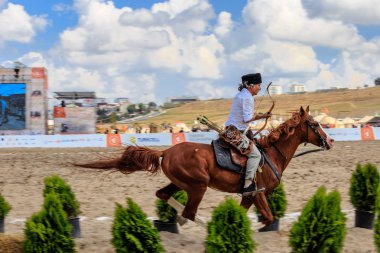 Eski Türk askeri ve Osmanlı askerleri kostümleri tanımlanamayan Ortaçağ okçu ok ve eğri ile bir Target atlı hedeflemektedir. Istanbul, Türkiye - 28 Ağustos 2016