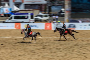 Kostümleri kimliği belirsiz kişi eski geleneksel Türk oyun oynuyor: cirit veya atarak ata sporu cirit (cirit) 28 Ağustos 2016 yılında Istanbul, Türkiye - sopa