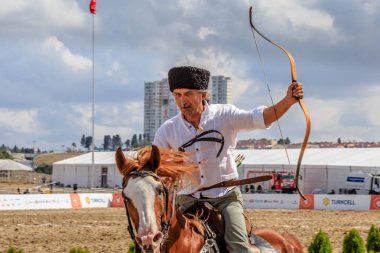 Eski Türk askeri ve Osmanlı askerleri kostümleri tanımlanamayan Ortaçağ okçu ok ve eğri ile bir Target atlı hedeflemektedir. Istanbul, Türkiye - 28 Ağustos 2016
