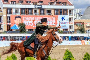 Eski Türk askeri ve Osmanlı askerleri kostümleri tanımlanamayan Ortaçağ okçu ok ve eğri ile bir Target atlı hedeflemektedir. Istanbul, Türkiye - 28 Ağustos 2016