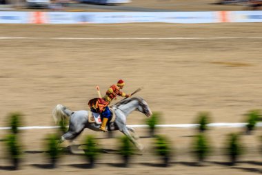 Eski Türk askeri ve Osmanlı askerleri kostümleri tanımlanamayan Ortaçağ okçu ok ve eğri ile bir Target atlı hedeflemektedir. Istanbul, Türkiye - 28 Ağustos 2016