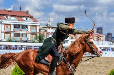 Eski Türk askeri ve Osmanlı askerleri kostümleri tanımlanamayan Ortaçağ okçu ok ve eğri ile bir Target atlı hedeflemektedir. Istanbul, Türkiye - 28 Ağustos 2016