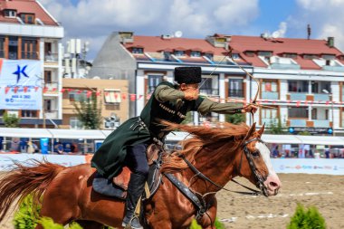 Eski Türk askeri ve Osmanlı askerleri kostümleri tanımlanamayan Ortaçağ okçu ok ve eğri ile bir Target atlı hedeflemektedir. Istanbul, Türkiye - 28 Ağustos 2016