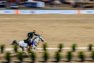 Eski Türk askeri ve Osmanlı askerleri kostümleri tanımlanamayan Ortaçağ okçu ok ve eğri ile bir Target atlı hedeflemektedir. Istanbul, Türkiye - 28 Ağustos 2016