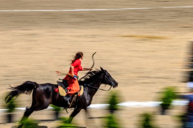 Eski Türk askeri ve Osmanlı askerleri kostümleri tanımlanamayan Ortaçağ okçu ok ve eğri ile bir Target atlı hedeflemektedir. Istanbul, Türkiye - 28 Ağustos 2016