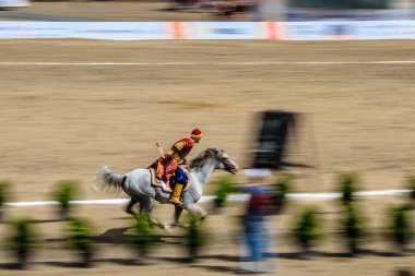 Eski Türk askeri ve Osmanlı askerleri kostümleri tanımlanamayan Ortaçağ okçu ok ve eğri ile bir Target atlı hedeflemektedir. Istanbul, Türkiye - 28 Ağustos 2016