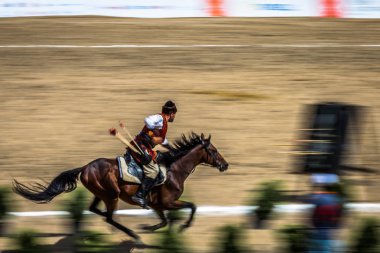 Eski Türk askeri ve Osmanlı askerleri kostümleri tanımlanamayan Ortaçağ okçu ok ve eğri ile bir Target atlı hedeflemektedir. Istanbul, Türkiye - 28 Ağustos 2016