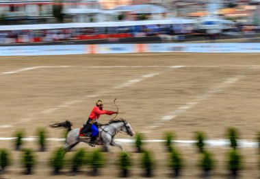 Eski Türk askeri ve Osmanlı askerleri kostümleri tanımlanamayan Ortaçağ okçu ok ve eğri ile bir Target atlı hedeflemektedir. Istanbul, Türkiye - 28 Ağustos 2016