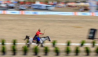 Eski Türk askeri ve Osmanlı askerleri kostümleri tanımlanamayan Ortaçağ okçu ok ve eğri ile bir Target atlı hedeflemektedir. Istanbul, Türkiye - 28 Ağustos 2016