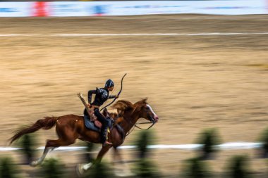 Eski Türk askeri ve Osmanlı askerleri kostümleri tanımlanamayan Ortaçağ okçu ok ve eğri ile bir Target atlı hedeflemektedir. Istanbul, Türkiye - 28 Ağustos 2016