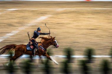 Eski Türk askeri ve Osmanlı askerleri kostümleri tanımlanamayan Ortaçağ okçu ok ve eğri ile bir Target atlı hedeflemektedir. Istanbul, Türkiye - 28 Ağustos 2016