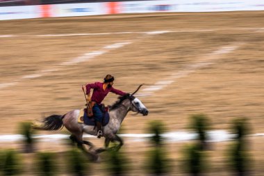 Eski Türk askeri ve Osmanlı askerleri kostümleri tanımlanamayan Ortaçağ okçu ok ve eğri ile bir Target atlı hedeflemektedir. Istanbul, Türkiye - 28 Ağustos 2016