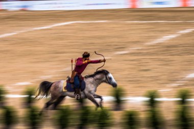 Eski Türk askeri ve Osmanlı askerleri kostümleri tanımlanamayan Ortaçağ okçu ok ve eğri ile bir Target atlı hedeflemektedir. Istanbul, Türkiye - 28 Ağustos 2016