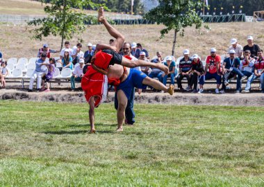Kimliği belirsiz aba gurescileri(kuroshio/wrestlers). ABA güreş de denilen Asirtmali Aba Wrestling.Istanbul,Turkey - 28 Ağustos 2016 geleneksel bir Türk güreş olduğunu