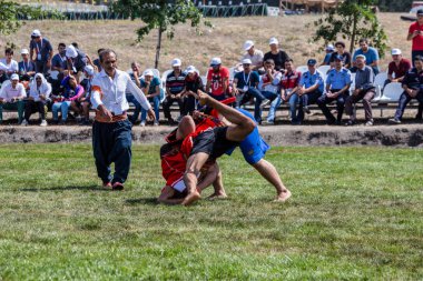 Kimliği belirsiz aba gurescileri(kuroshio/wrestlers). ABA güreş de denilen Asirtmali Aba Wrestling.Istanbul,Turkey - 28 Ağustos 2016 geleneksel bir Türk güreş olduğunu