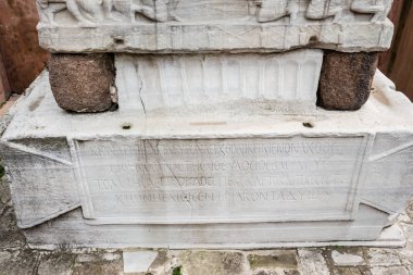 Theodosius Dikilitaşı veya Mısır dikilitaş Sultanahmet yakınındaki antik Hipodrom, Istanbul, Türkiye'de Sultanahmet Camii ayrıntılı görünümünü kapat