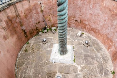 Yılanlı Sütun, üç başlı yılan veya Sultanahmet yakınındaki antik Hipodrom serpantin sütununda, Sultanahmet Camii, Istanbul, Türkiye.