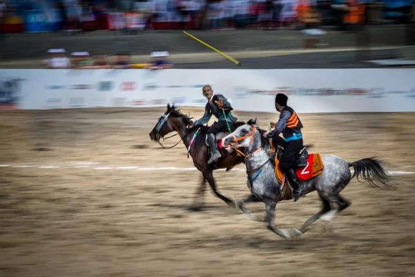 衣装で正体不明の人々 は古い伝統的なトルコのゲームを遊んでいる ジャベリンまたは投げることによって馬の Jereed Cirit のスポーツ棒イスタンブール トルコ 2016 — ストック写真