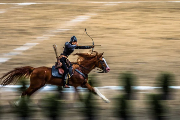 Eski Türk askeri ve Osmanlı askerleri kostümleri tanımlanamayan Ortaçağ okçu ok ve eğri ile bir Target atlı hedeflemektedir. Istanbul, Türkiye - 28 Ağustos 2016