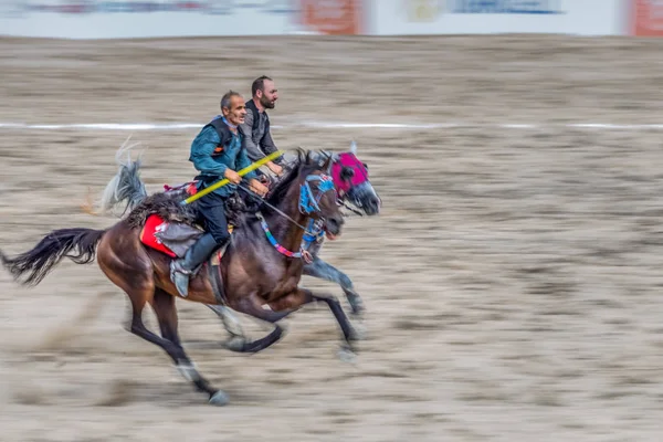 衣装で正体不明の人々 は古い伝統的なトルコのゲームを遊んでいる ジャベリンまたは投げることによって馬の Jereed Cirit のスポーツ棒イスタンブール トルコ 2016 — ストック写真