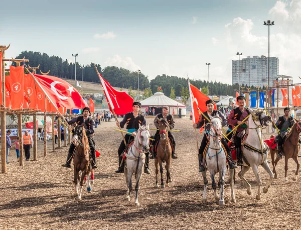 Eski Türk askeri ve Osmanlı askerleri retro kostümleri kimliği belirsiz erkek ata biniyor. Istanbul, Türkiye - 28 Ağustos 2016