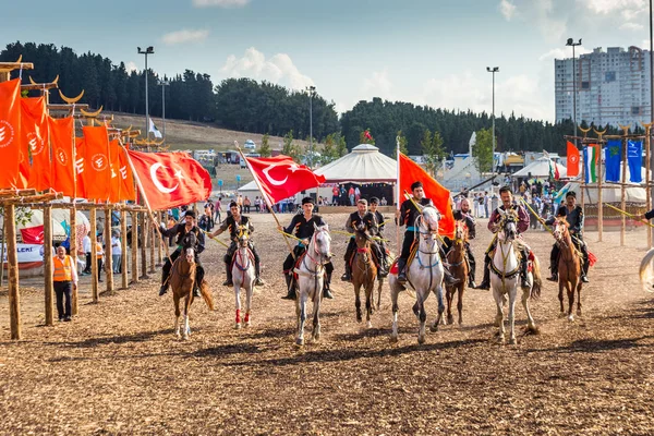 Eski Türk askeri ve Osmanlı askerleri retro kostümleri kimliği belirsiz erkek ata biniyor. Istanbul, Türkiye - 28 Ağustos 2016