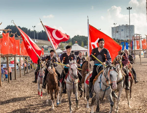 Eski Türk askeri ve Osmanlı askerleri retro kostümleri kimliği belirsiz erkek ata biniyor. Istanbul, Türkiye - 28 Ağustos 2016