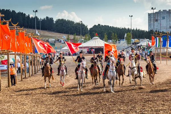 Eski Türk askeri ve Osmanlı askerleri retro kostümleri kimliği belirsiz erkek ata biniyor. Istanbul, Türkiye - 28 Ağustos 2016