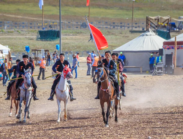 Eski Türk askeri ve Osmanlı askerleri retro kostümleri kimliği belirsiz erkek ata biniyor. Istanbul, Türkiye - 28 Ağustos 2016