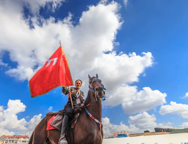Eski Türk askeri ve Osmanlı askerleri retro kostümleri kimliği belirsiz erkek ata biniyor. Istanbul, Türkiye - 28 Ağustos 2016