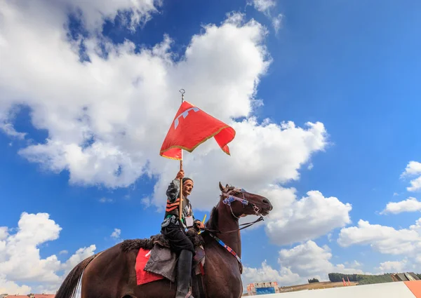 Eski Türk askeri ve Osmanlı askerleri retro kostümleri kimliği belirsiz erkek ata biniyor. Istanbul, Türkiye - 28 Ağustos 2016