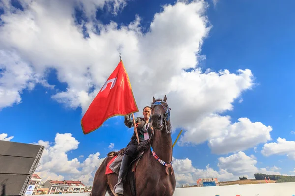 Eski Türk askeri ve Osmanlı askerleri retro kostümleri kimliği belirsiz erkek ata biniyor. Istanbul, Türkiye - 28 Ağustos 2016