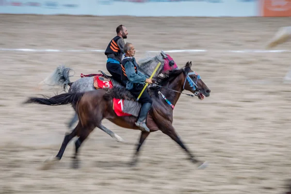 Kostümleri kimliği belirsiz kişi eski geleneksel Türk oyun oynuyor: cirit veya atarak ata sporu cirit (cirit) 28 Ağustos 2016 yılında Istanbul, Türkiye - sopa
