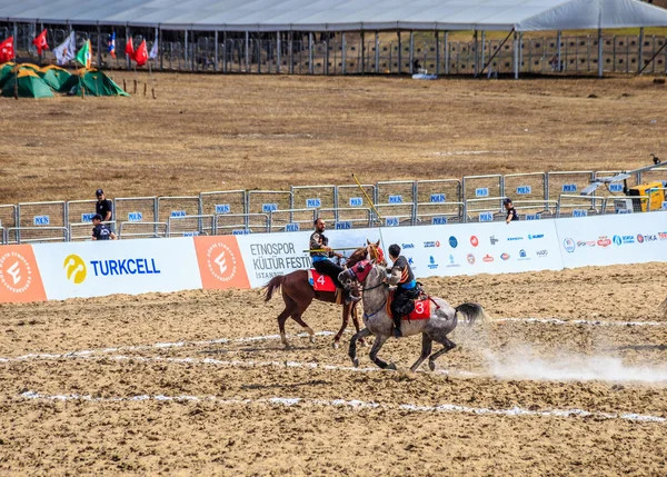 Kostümleri kimliği belirsiz kişi eski geleneksel Türk oyun oynuyor: cirit veya atarak ata sporu cirit (cirit) 28 Ağustos 2016 yılında Istanbul, Türkiye - sopa