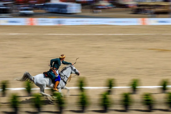 Eski Türk askeri ve Osmanlı askerleri kostümleri tanımlanamayan Ortaçağ okçu ok ve eğri ile bir Target atlı hedeflemektedir. Istanbul, Türkiye - 28 Ağustos 2016