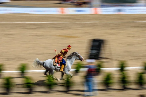 Eski Türk askeri ve Osmanlı askerleri kostümleri tanımlanamayan Ortaçağ okçu ok ve eğri ile bir Target atlı hedeflemektedir. Istanbul, Türkiye - 28 Ağustos 2016