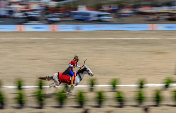 Eski Türk askeri ve Osmanlı askerleri kostümleri tanımlanamayan Ortaçağ okçu ok ve eğri ile bir Target atlı hedeflemektedir. Istanbul, Türkiye - 28 Ağustos 2016