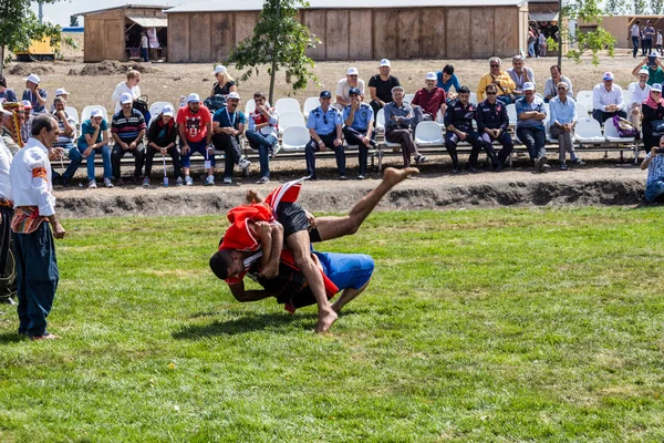 Kimliği belirsiz aba gurescileri(kuroshio/wrestlers). ABA güreş de denilen Asirtmali Aba Wrestling.Istanbul,Turkey - 28 Ağustos 2016 geleneksel bir Türk güreş olduğunu