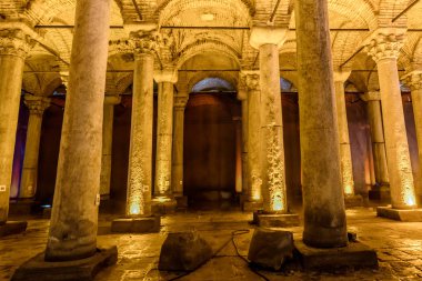 Yerebatan Sarnıcı, bir yeraltı su deposu ve popüler hedef Istanbul, Turkey.11 Nisan 201 iç görünümü
