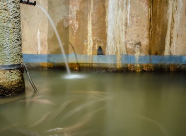 Yerebatan Sarnıcı, bir yeraltı su deposu ve popüler hedef Istanbul, Turkey.11 Nisan 201 havuzda dilek