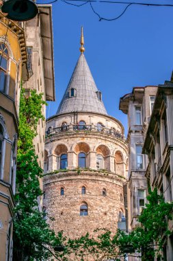 Kimliği belirsiz kişi Galata Kulesi, Beyoğlu, Istanbul.29 Nisan 2018 yılında bir ortaçağ ünlü dönüm noktası taş kule mimari üstündeki tadını çıkarın