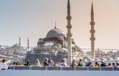 Kimliği belirsiz kişi feribotla Istanbul,Turkey.29 arka planda üzerinde yeni Camii manzaralı Nisan 2018 tadını çıkarın