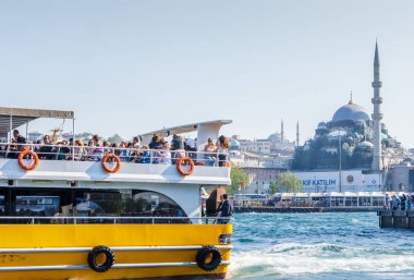 Kimliği belirsiz kişi feribotla Istanbul,Turkey.29 arka planda üzerinde yeni Camii manzaralı Nisan 2018 tadını çıkarın