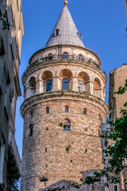 Kimliği belirsiz kişi Galata Kulesi, Beyoğlu, Istanbul.29 Nisan 2018 yılında bir ortaçağ ünlü dönüm noktası taş kule mimari üstündeki tadını çıkarın