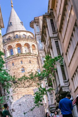 Kimliği belirsiz kişi Galata Kulesi, Beyoğlu, Istanbul.29 Nisan 2018 yılında bir ortaçağ ünlü dönüm noktası taş kule mimari üstündeki tadını çıkarın