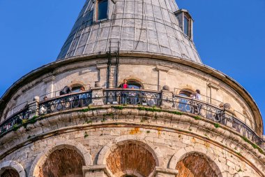 Kimliği belirsiz kişi Galata Kulesi, Beyoğlu, Istanbul.29 Nisan 2018 yılında bir ortaçağ ünlü dönüm noktası taş kule mimari üstündeki tadını çıkarın