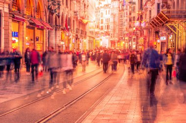 Uzun pozlama veya yavaş çekim hızı ve bulanık görüntü: tanımlanamayan insanlar yürümek, Istiklal Caddesi, Istanbul,Turkey.29 Nisan 2018 yılında popüler hedef