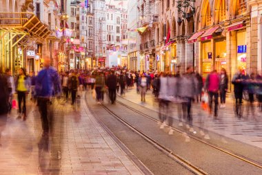 Uzun pozlama veya yavaş çekim hızı ve bulanık görüntü: tanımlanamayan insanlar yürümek, Istiklal Caddesi, Istanbul,Turkey.29 Nisan 2018 yılında popüler hedef
