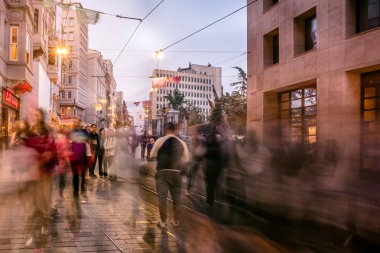 Uzun pozlama veya yavaş çekim hızı ve bulanık görüntü: tanımlanamayan insanlar yürümek, Istiklal Caddesi, Istanbul,Turkey.29 Nisan 2018 yılında popüler hedef