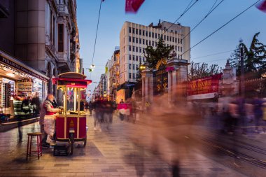 Uzun pozlama veya yavaş çekim hızı ve bulanık görüntü: kimliği belirsiz satıyor, Istiklal Caddesi, Istanbul,Turkey.29 popüler hedef ızgara kestane Nisan 2018